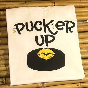 Small Vneck tshirt “hockey”